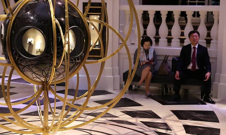 Wobei der neue Stand von IWC eigentlich eher an die Eingangshalle eines barocken Schlosses erinnert.