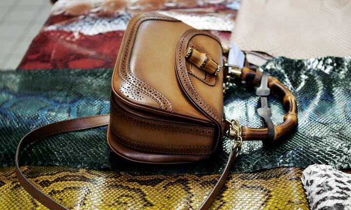 Dank einer eigenen Gerberei sind in Scandicci immer genügend Anakonda-, Python- und Echsenhäute vorhanden. Und alle sind erste Wahl.