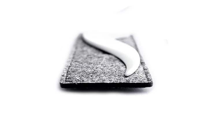 So schlicht und formschön, dass man ihn gar nicht übersehen kann: den Brieföffner aus poliertem, unglasiertem Porzellan mit geschliffenen Seiten. Zu haben mit Lederoder Filzhülle.
20 Euro; www.feynes.de