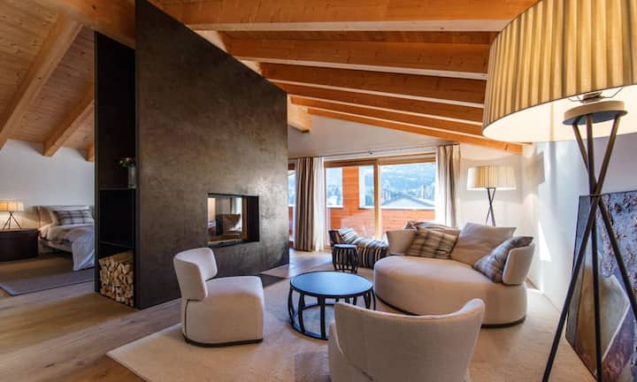 Im zweiten Geschoss dominiert ein grosser Raum. Ein offener Kamin teilt den Raum in...