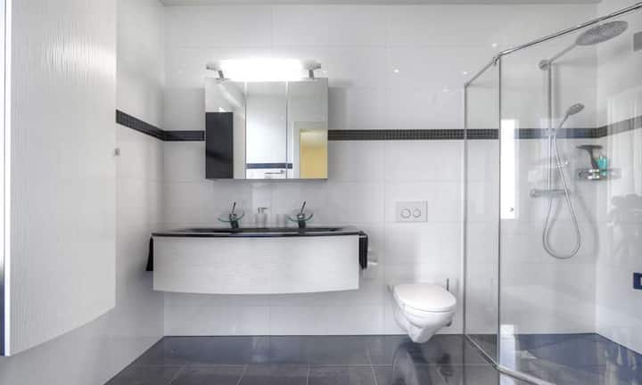 Die Nasszellen sind neu und individuell gestaltet.