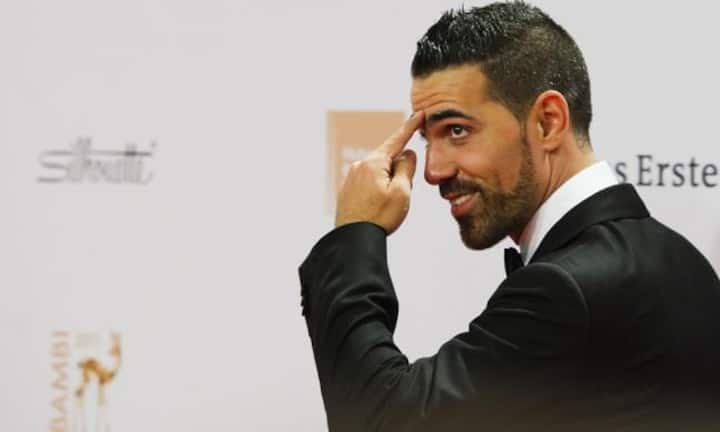 ... in der deutschen Promi- und Politgesellschaft angekommen: Bushido bekam den Medienpreis Bambi für Integration (hier im Bild bei der Verleihung 2011), machte ein Praktikum bei einem CDU-Abgeordneten im Bundestag und liess sich mit dem deutschen Innenminister fotografieren. Allerdings steht Bushido auch immer wieder ...