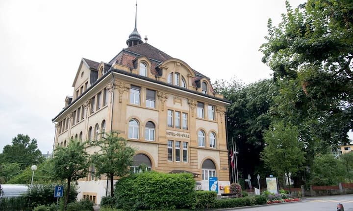 Platz 108: Grenchen (+14 Plätze)Die Solothurner Industrie- und Technologiestadt hat volle 14 Ränge gutgemacht. Die Stadt will «weiter diversifizieren» und neue Industrien und Branchen ansiedeln. Zudem haben sich mit CSL Behring in der bernischen Nachbarsgemeinde Lengnau und Biogen in Luterbach zwei attraktive Arbeitgeber in der Nähe niedergelassen. 
Keystone