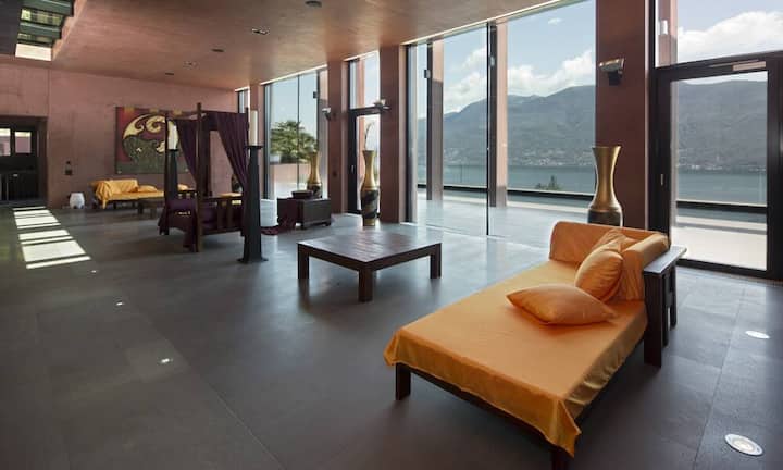 Eine Etage höher befindet sich der Wohnkorridor mit 100 m² sowie 8 Schlafzimmer mit En-Suite-Duschbad/WC.