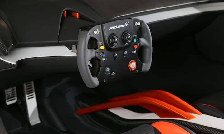 McLaren 675LT JVCKenwoodAuch bei diesem Konzeptfahrzeug zieht vor allem das Lenkrad die Aufmerksamkeit auf sich, denn es wirkt wie ein überdimensionaler Spiele-Controller.