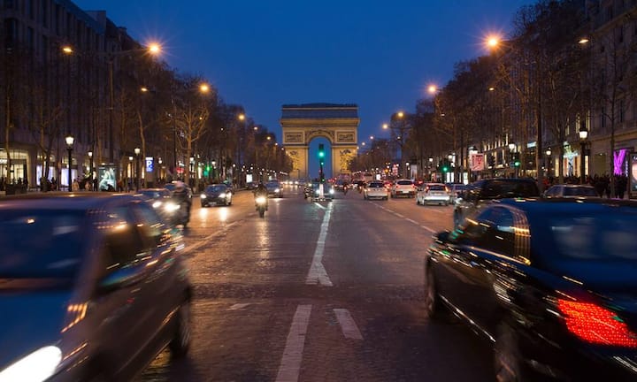 Wenig überraschend an der Spitze in Europa: Die Avenue des Champs-Elysées in Paris mit einer Spitzenmiete von umgerechnet 1328 Franken pro Quadratmeter und Monat. Platz 3 der teuersten Einkaufsstrassen, und das obwohl die jährlich erstellte C&W-Studie für den Pariser Prachtboulevard einen kometenhaften Anstieg um 38,5 Prozent (nach +30 Prozent in 2012) festgestellt hat.