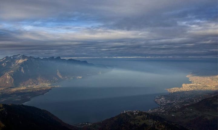 Der Genfersee ist ein Gewässer der Superlative: Mildestes Klima, grösster Binnensee und wasserreichster See Mitteleuropas. Seine Oberfläche umfasst 582 Quadratkilometer.Keystone