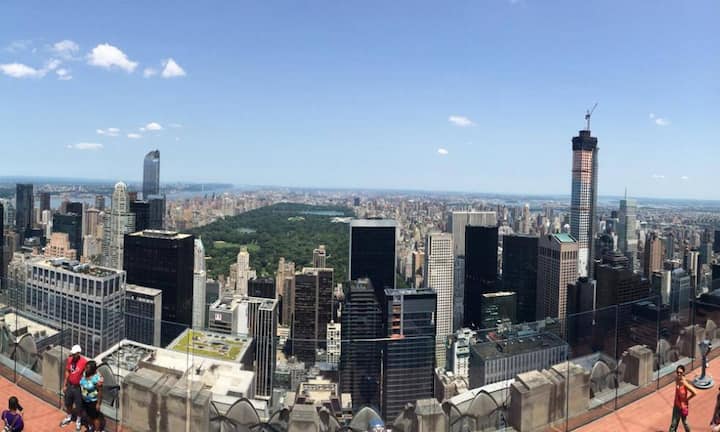 Links der «One57», rechts der «432 Park»: New Yorks Stadtbild wird zunehmend von Luxus-Wohntürmen geprägt. Rund ein Dutzend ähnlich schlanker Hochhäuser sind in New York in den nächsten Jahren geplant. 
Arild Finne Nybø/Flickr/CC