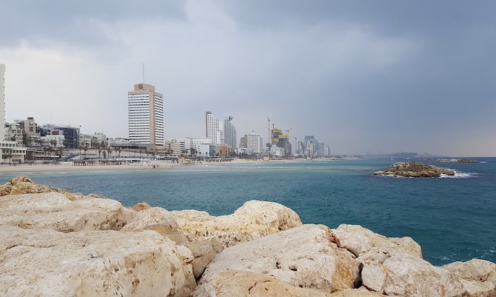 Platz 17: Tel Aviv Bei Touristen gilt die israelische Stadt bereits als «must-see», für Expats ist sie jedoch die teuerste Stadt im Nahen Osten. Allgemein hat Tel Aviv hohe Lebensunterhaltskosten, was man spätestens bei der Wohnungssuche merkt.
Pixabay