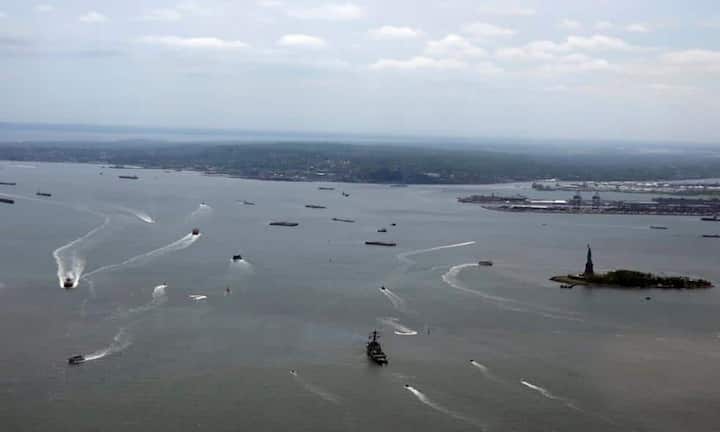 Im Süden sieht man die Freiheitsstatue.