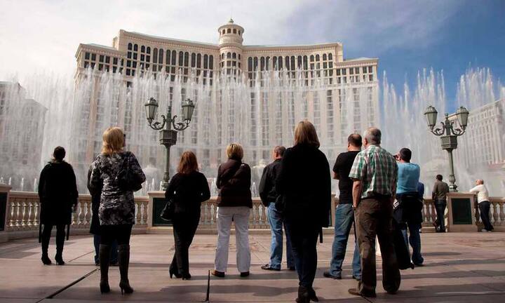 Platz 14: Bellagio, Las Vegas — 2,3 Milliarden DollarDas Bellagio gehört dem US-amerikanischen Unternehmen MGM Resorts International, das für seinen Bau 2,3 Milliarden Dollar hinlegte. Dafür verfügt das Hotel aber auch über jeden erdenklichen Luxus, etwa 2000 mundgeblasene Glasblumen, die die Decke der Lobby zieren, und 1000 Zimmer.
