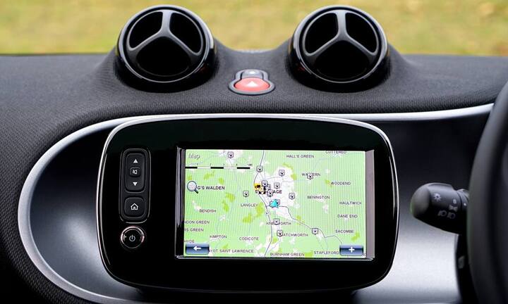 NavigationsgerätDiese Geräte haben selbst den Papierkarten das Leben schwer gemacht, nun droht ihnen der Tod durch die Smartphones. Diese haben die gleichen Funktionen auf Lager, man spart aber ein extra Gerät.