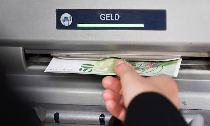 Kapital statt RenteViele Pensionskassen sehen neben der Rente die Möglichkeit vor, das Pensionskassenkapital ganz oder teilweise als Kapital zu beziehen. Steuerlich bringt der Kapitalbezug Vorteile, da Renten in sämtlichen Kantonen zu 100 Prozent als Einkommen versteuert werden müssen.