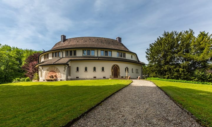 Der Rundbau gibt dem Gebäude einen einzigartigen und aussergewöhnlichen Stil.