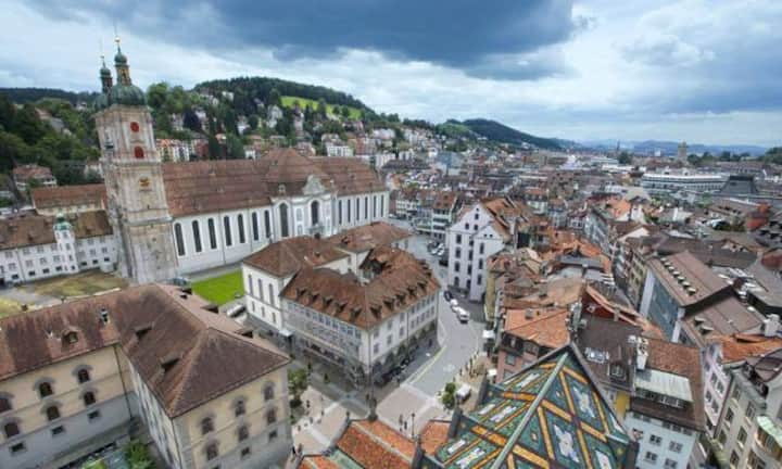 Den dritten Rang belegt der Kanton St. Gallen. Die Bewohner sorgen sich schweizweit am wenigsten wegen Kriminalität und Arbeitslosigkeit. Dafür sind sie laut Zurich-Studie aber auch die ungeselligsten Schweizer. Sie gehen am wenigsten aus oder unternehmen etwas mit Freunden. Dazu haben die St. Galler am meisten Angst vor Naturkatastrophen.