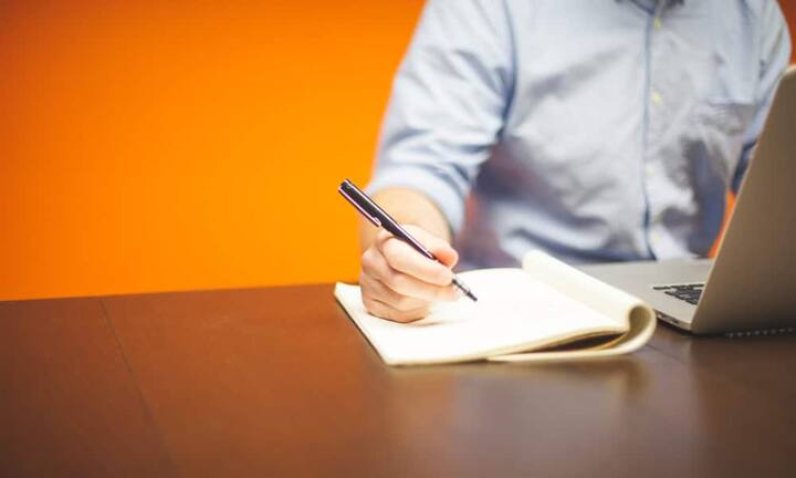 Sechs Tipps für Ihre Suche nach dem richtigen Coach:1. Achten Sie auf die Qualifikation des Coachs. Seine Ausbildung sollte mindestens zwölf Monate gedauert haben. Von Vorteil ist, wenn er von Ihrem Fach etwas versteht und mit einer Organisation wie der Ihren vertraut ist (internationaler Konzern, Grossbetrieb, Non-Profit-Organisation).