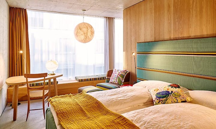 Trend drei: Hotel Mittendrin
Der Siegeszug von Airbnb und Tausch-Plattformen sowie das damit einhergehende Bedürfnis, eine emotionale Verbindung mit der unmittelbaren Nachbarschaft am Reiseziel einzugehen, lässt Hoteliers aufhorchen. Sogenannte Neighbourhood Hotels dienen Einheimischen wie Hotelgästen als erweitertes Wohnzimmer. Das Nomad in Basel ist die jüngste Schweizer Antwort auf den Trend, Reisende näher an das wahre Leben zu bringen.