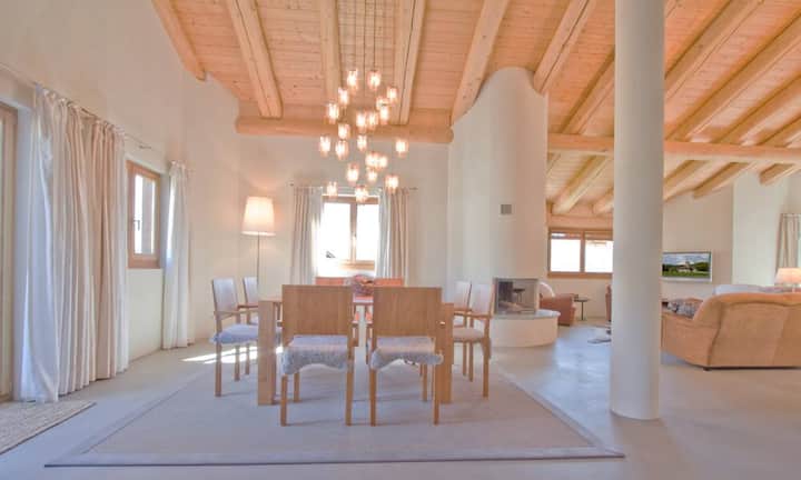 Auch die hohen Wände und der edle Innenausbau können sich sehen lassen.