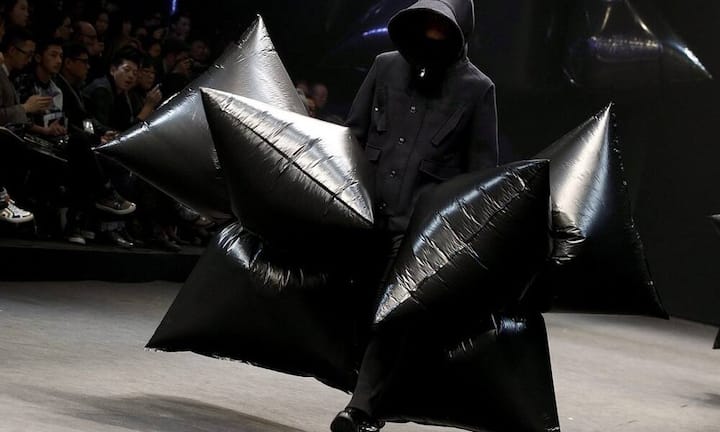 Auch die Seoul Fashion Week trumpft mit futuristischen Designs auf. Cy Choi (Südkorea) präsentierte dieses Winteroutfit.