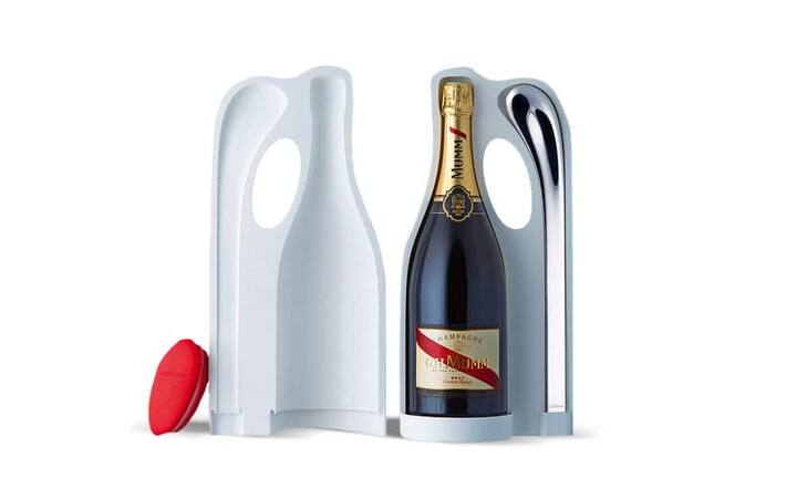 MummDas Ritual der Sabrage in Vollendung, ein Meisterwerk der Präzision und Eleganz. Der Cordon Rouge wird in einer aussergewöhnlichen Box mit einem Säbel geliefert (499 Franken).