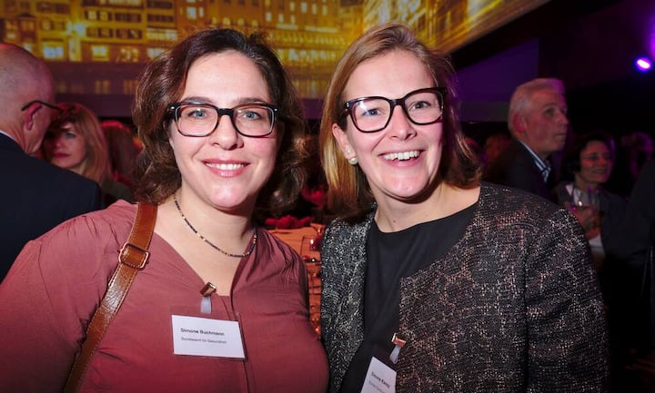 Simone Buchmann, Kommunikationsverantwortlich Sektion Tabak, Bundesamt für Gesundheit;
Simone Kansy, Senior Marketing Manager, Sunrise Communications