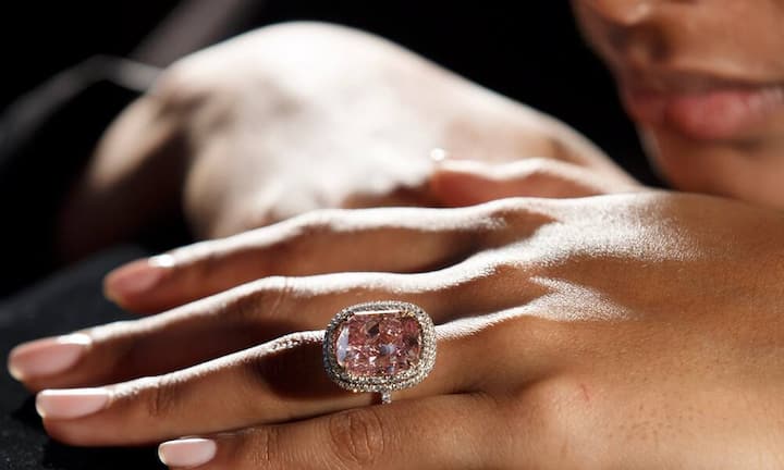 Der gleiche Käufer ersteigerte auch den pinken Diamanten mit 16,08 Karat von Christie's. Für «Sweet Josephine» musste der Hongkonger Milliardär 26,6 Millionen Euro springen lassen. Bereits 2009 ersteigerte Jospeh Lau für 9,5 Millionen Dollar den blauen Diamanten «Star of Josephine».