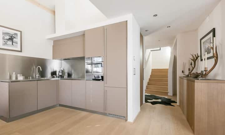 Die Küche ist offen gestalten.