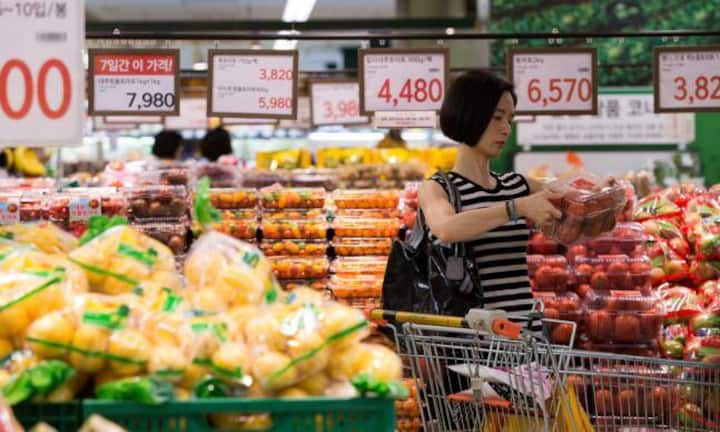 Den weitesten Sprung nach vorne hat Korea gemacht: Das jährliche Plus lag bei fast 4,5 Prozent. Nun erreicht das Einkommen pro Kopf in dem ostasiatischen Land etwa 90 Prozent des OECD-Schnitts. 1991 waren es noch 55 Prozent. Biler: Keystone, Daten: Bundesamt für Statistik