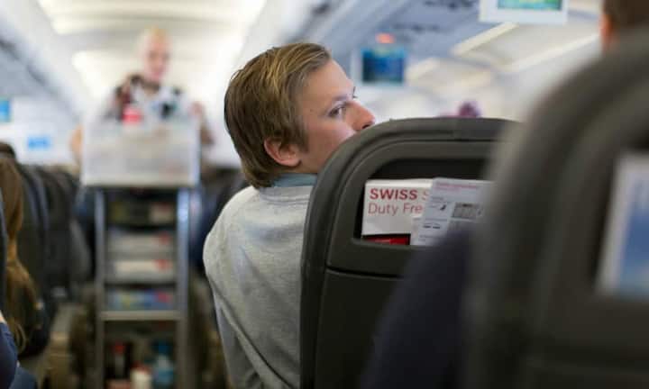 Der, der den Sitz nach ganz hinten zurücklehnt: Gerade hat man es sich bequem gemacht, da entscheidet der Passagier vor Ihnen, seinen Sitz so weit wie möglich nach hinten zu lehnen. Zwar ist das sein gutes Recht. Wenn man aber so eingeengt ist, dass die Knie Druckstellen bekommen oder man so schräg sitzt, dass man mit den Beinen seinen Sitznachbar berührt, kann man die Person ruhig ansprechen und sie darum bitten, den Sitz ein Stück nach vorne zu lehnen.