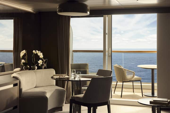 Die bodentiefen Fenster in den Suiten bieten eine wunderbare Aussicht aufs Meer.
