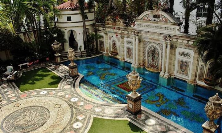 Versace machte kein Geheimnis aus seinem Vermögen. Seine Villa in Miami, der Tatort des Mordes, wurde später für 41,5 Millionen Dollar versteigert.