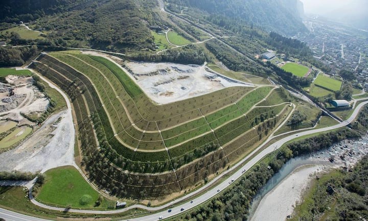 Insgesamt wurden 28,2 Millionen Tonnen Material aus dem neugebauten Basistunnel befördert und damit ein künstlicher Hügel aufgeschüttet. Im Urnersee entstand ein kleines Insel-Archipel mit drei Naturschutz- und drei Badeinseln.