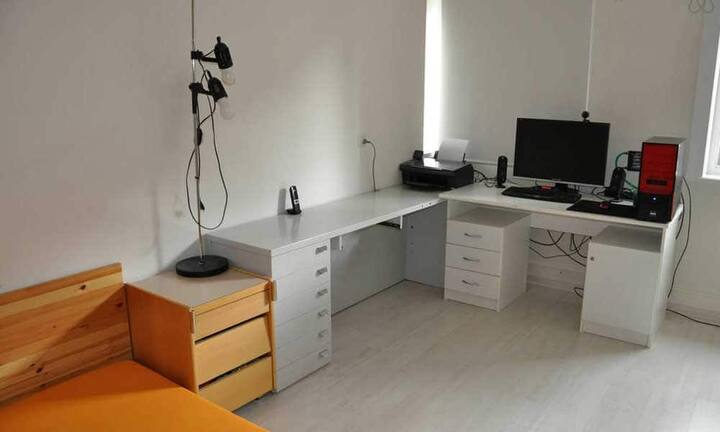 2500 Franken bezahlt man für dieses spartanisch eingerichtete 3,5 Zimmer Appartement pro Nacht. Nicht verwunderlich also, dass dieses Angebot in Davos nur zur Zeit des World Economic Forum Verwendung findet. Schliesslich befindet es sich gleich gegenüber vom Kongresszentrum.