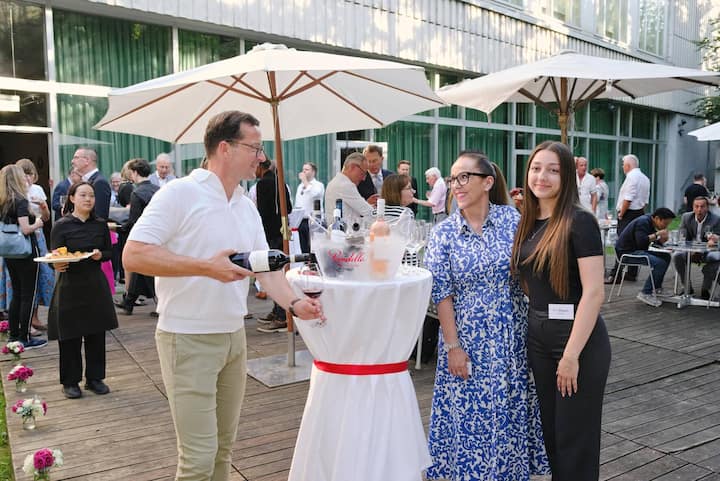 Von links: Sebastian Blaich, Rudolf Bindella Weinbau-Weinhandel AG; Jda Hess, Ringier; Kinga Bak, Ringier