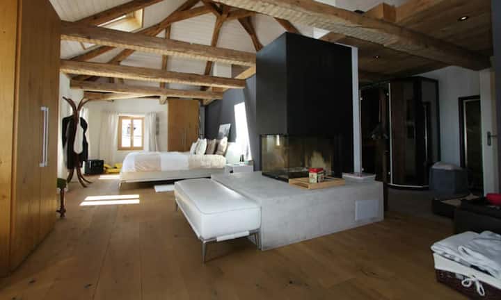 Das ganze Dachgeschoss mit Cheminée und Nasszelle ist zu einem Schlafzimmer umgebaut worden.