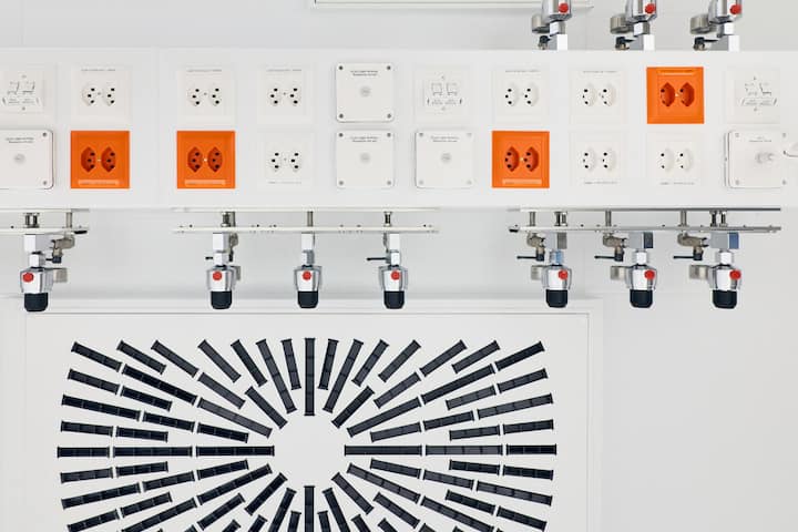 Abstecher ins Labor. Die Installation ist von unten fotografiert.
