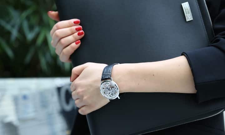 ...oder Aktenmappen und Uhren. Die männlichen Accessoires sollen die Weiblichkeit unterstreichen und dem Business-Look mehr Selbstbewusstein und Coolness verleihen. (Bild: Aktenmappe von Montblanc, Piaget Altiplano Skeleton Uhr).