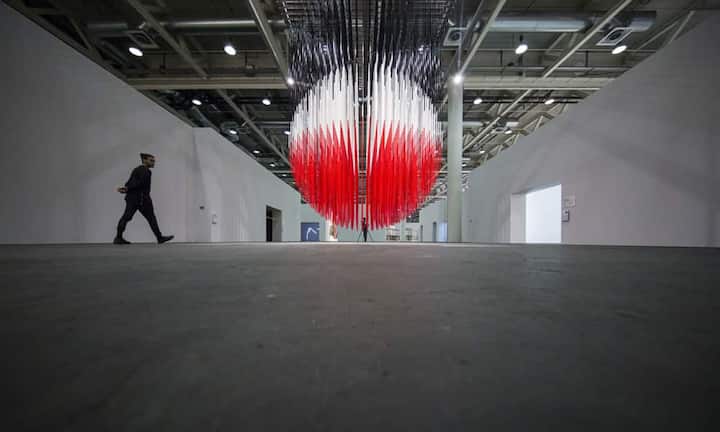 «Sphere Lutetia» vom Künstler Jesus Rafael Soto.