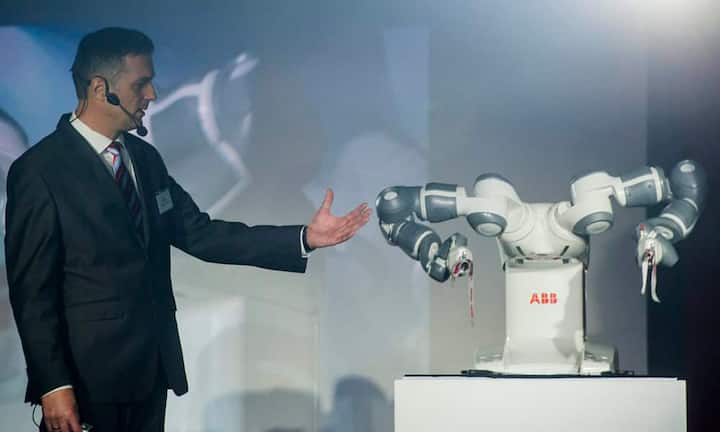 Rang 5: ABB (4,8 Milliarden Franken)Der Industriekonzern geht durch schwere Zeiten, baut Stellen ab und orientiert sich neu. Mit Leuchtturmprojekten wie Yumi, dem ersten Roboter für die Kooperation mit Menschen, und dem Sponsoring von Solar Impulse kommuniziert ABB Kompetenz in wegweisenden Technologien, getreu dem Claim «Power and productivity for a better world». Die drohende Abspaltung der Energiesparte hat noch keinen Einfluss auf den Markenwert.