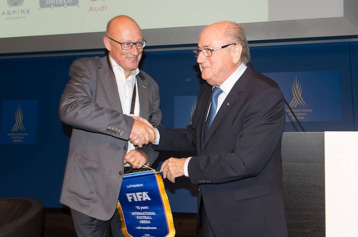Zum 15jährigen Jubiläum überreicht FIFA-Präsident Joseph S. Blatter dem IFA-Gründer Marcel Schmid einen Wimpel