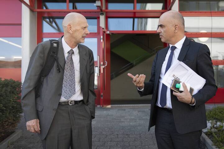 Bundesrat Alain Berset, rechts, und Daniel Koch, Leiter Abteilung uebertragbare Krankheiten BAG, diskutieren vor einem Besuch im Coronavirus "Drive-In" Testcenter des Kantons Luzern, am Dienstag, 31. Maerz 2020 in Luzern. (KEYSTONE/Peter Klaunzer)