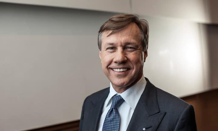 Martin Senn, sein Vorgänger als Zurich-Chef, machte Greco 2010 zum Leiter des globalen Sachversicherungsgeschäfts. Das Verhältnis der beiden war und ist eng. 2012 riet Senns Ehefrau Guen Soo Greco, den Chefsessel beim italienischen Versicherer Generali zu übernehmen. Greco zögerte aus familiären Gründen, den Chefsessel des mächtigsten, aber stark politisierten italienischen Konzerns zu übernehmen.