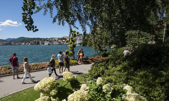 Wer ein schönes Zuhause hat, dem geht es gut: Die Menschen fühlen sich sicher und geborgen. Und wer Familie will, der braucht Platz. Am besten geht das in Lugano. Dort gibt es die meisten Einfamilienhäuser. Allerdings: Die Erwerbsquote ist dem Index nach auf dem letzten Platz.