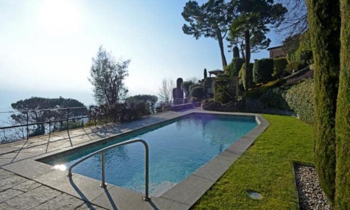 Das Grundstück der Liegenschaft misst auf 8'314 m². Im terrassierten Park findet man ein Schwimmbecken und zahlreiche Schattenplätze.