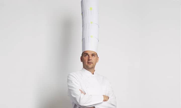 Die besten Schweizer Köche im Ausland:Daniel Humm verliess mit 14 Jahren Strengelbach, um die Schule gegen eine Kochlehre in Schinznach-Bad einzutauschen. Zehn Jahre später erkochte er den ersten «Michelin»-Stern. 2003 holte ihn der Schweizer Hotelier Paul Zuest nach San Francisco. Drei Jahre später folgte er dem Ruf von Danny Meyer, damals Besitzer des «Eleven Madison Park», nach Manhattan.Bilder: Roderick Aichinger/PR/Jones Gareth/Giovanni Panarotto