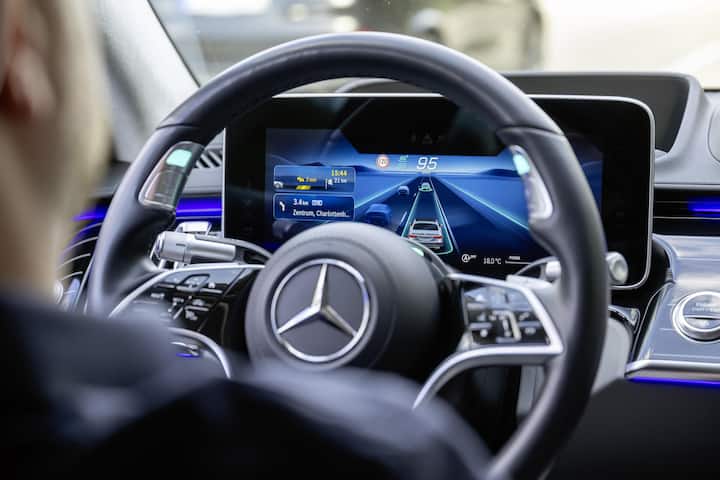 Genehmigt: Mercedes-Benz darf in Deutschland mit 95 km/h hochautomatisiert fahren

Mercedes-Benz is approved for 95 km/h Level 3 autonomous driving in Germany