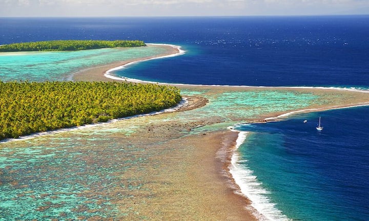 Auf Tetiaroa gibt es lange weisse Sandstrände, Palmen, und das Meer schimmert in allen Türkistönen.