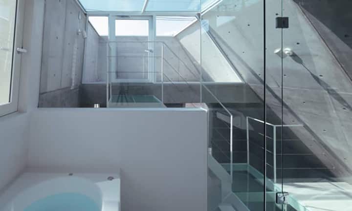 … Japans Millionenmetropole Tokio. Zuoberst befindet sich die Nasszelle, wo sich die Bewohner ein Bad unter dem…