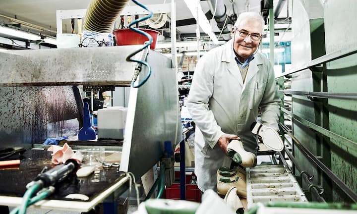 Der lange Weg zum Unikat: 1. Der Patron Mario Prosperi und die fertig besohlten, aber noch farblosen Schuhe.