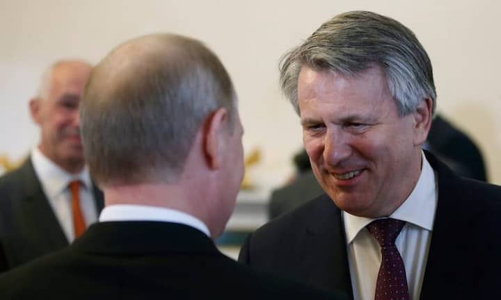 Die Vergütungsexperten von hkp haben die Gehälter von Vorstands- und Aufsichtsratschef der 76 grössten börsenkotierten Unternehmen in Europa unter die Lupe genommen. Das sind die zehn Topverdiener:Platz 10: Laut der Expertenberechnung bekam Shell-CEO Ben van Beurden 2015 9,8 Millionen Euro.